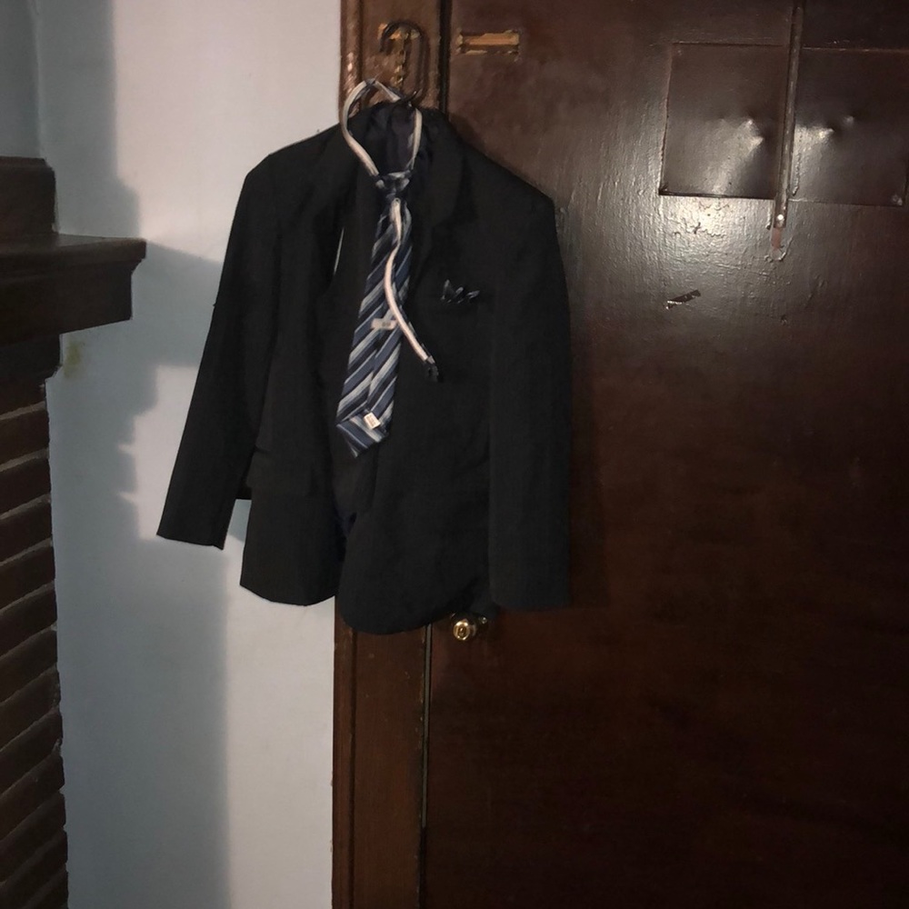 MOVING SALE NO HAGGLING YOUNG BOY RAFAEL 14 DARK BLUE JACKET VEST SHIRT/TIE SET.